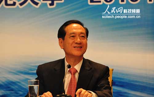 中國科協主席韓啟德認真聆聽學生的提問↔️👨🏼‍💻。人民網記者 魏艷攝